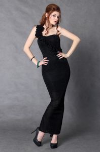 4104-2 Długa sukienka zakładana na jedno ramię ze świecącego materiału - czarny